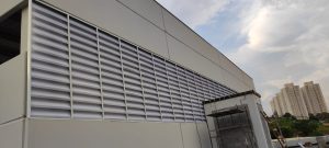 Veneziana Industrial Fechamento com maior durabilidade da estrutura, ideal para galpões que exigem ventilação contínua e proteção reforçada