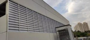 Veneziana Industrial Fechamento Veneziana Industrial Fechamento com maior durabilidade da estrutura, ideal para galpões que exigem ventilação contínua e proteção reforçada