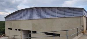Veneziana Industrial em SP Veneziana Industrial em SP instalada em galpão moderno, garantindo ventilação natural eficiente e economia energética para empresas em São Paulo