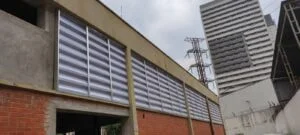 Veneziana Industrial Fechamento Veneziana Industrial Fechamento instalada em galpão, promovendo ventilação constante, proteção térmica e fechamento funcional com design robusto.