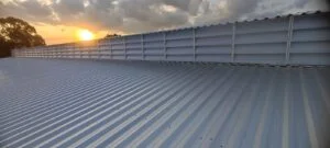 Lanternim Industrial Ventilação em Policarbonato Alveolar aplicado em cobertura de galpão, oferecendo ventilação natural contínua e entrada de luz com controle térmico