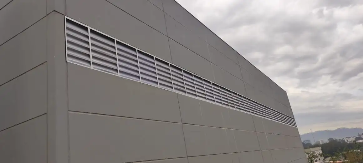 fechamento lateral de galpão com ventilação da solution venezianas industriais 5 benefícios