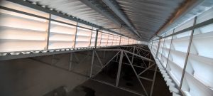 Lanternim Solution Lanternim Solution instalado em galpão industrial, promovendo ventilação natural eficiente, conforto térmico e proteção contra calor excessivo com estrutura resistente e durável.
