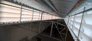 Lanternim Solution instalado em galpão industrial, promovendo ventilação natural eficiente, conforto térmico e proteção contra calor excessivo com estrutura resistente e durável.