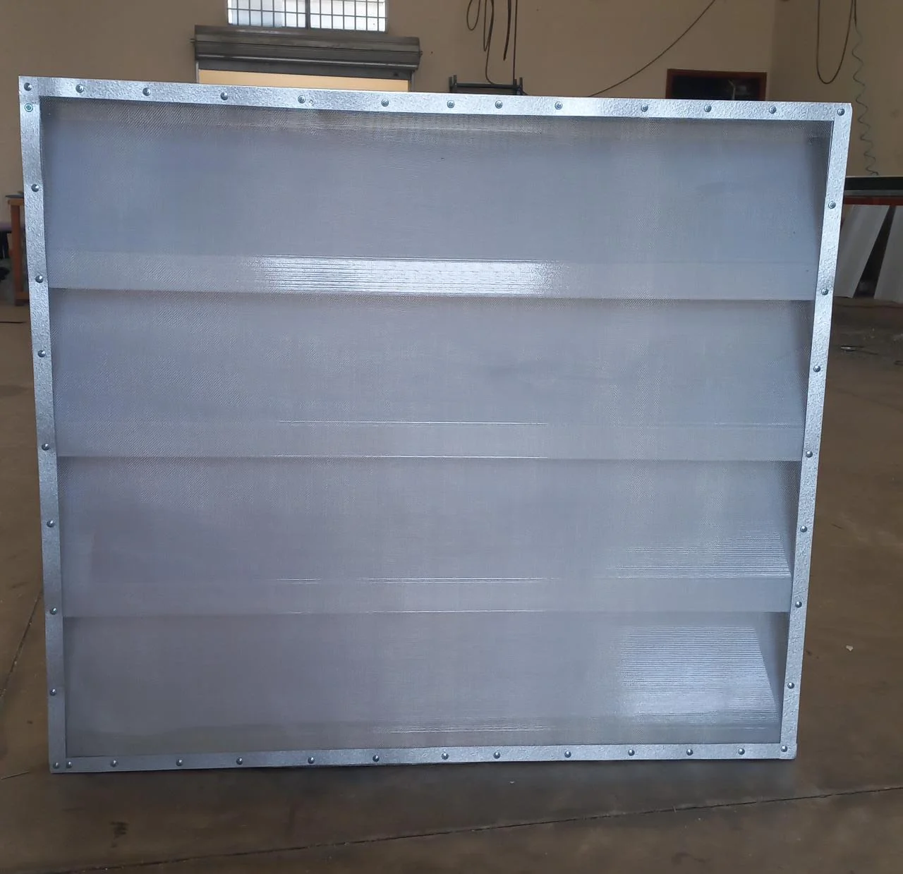 Veneziana Industrial Tela Mosqueteira <figcaption class="legenda-veneziana-solution"> A <strong>Veneziana Industrial com Tela Mosqueteira</strong> une <em>versatilidade e adaptabilidade</em> para ambientes industriais que exigem ventilação constante com proteção contra insetos e detritos. Ideal para galpões, armazéns e indústrias que priorizam bem-estar e eficiência no fluxo de ar.
<a href="https://venezianaindustrial.com.br/wp-content/uploads/2024/02/veneziana-industrial-solution-1366.jpg" class="link-veneziana-solution" target="_blank" rel="noopener">🔗 Saiba mais sobre a Veneziana com Tela Mosqueteira</a>
</figcaption>