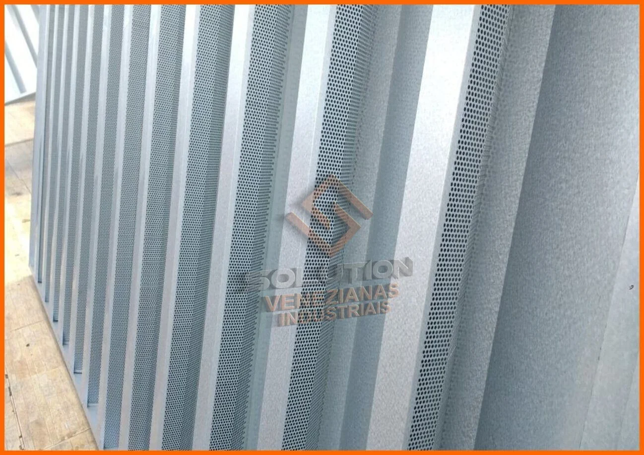 Veneziana Industrial com Tela Mosqueteira Veneziana Industrial com Tela Mosqueteira instalada em fachada, destacando benefícios de ventilação contínua, proteção contra insetos e resistência industrial