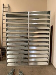 Veneziana Industrial De Alumínio Veneziana Industrial de Alumínio instalada em fachada industrial, promovendo ventilação natural, leveza estrutural e resistência contra corrosão