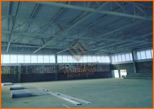 Veneziana Industrial Translúcida BR Veneziana Industrial Translúcida BR instalada em fachada de galpão, ideal para quem busca ventilação natural, iluminação eficiente e durabilidade com design moderno