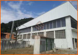 Veneziana de Fibra de Vidro Veneziana de Fibra de Vidro instalada em fachada industrial, com construção robusta e ventilação eficiente para ambientes agressivos