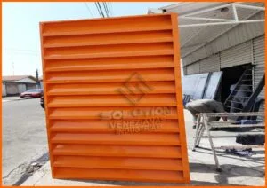 Janela Industrial Ventilação, Veneziana industrial instalada em janela de galpão, evidenciando materiais resistentes e alta durabilidade para ambientes industriais.