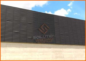 Veneziana Industrial de Aço Galvanizado com Pintura Eletrostática instalada em fachada industrial, proporcionando ventilação eficiente, durabilidade extrema e excelente acabamento visual