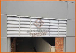 Veneziana Industrial Transmissão Luz Veneziana Industrial Transmissão Luz da Solution em policarbonato alveolar, ideal para iluminação natural eficiente e redução de consumo energético em ambientes industriais.