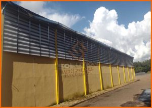 Veneziana industrial para fachada Veneziana industrial para fachada com acabamento moderno, ideal para galpões que exigem ventilação eficiente, estilo arquitetônico e durabilidade com policarbonato alveolar.