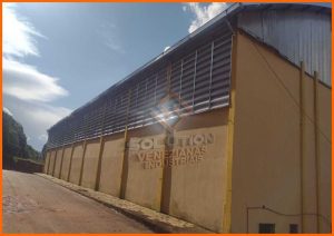 Veneziana Industrial Ventilada Veneziana Industrial Ventilada ideal para controle da temperatura em galpões, com ventilação natural eficiente e estrutura fixa de alta durabilidade