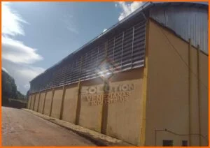 Veneziana Industrial Ventilada Veneziana Industrial Ventilada ideal para controle da temperatura em galpões, com ventilação natural eficiente e estrutura fixa de alta durabilidade