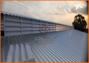 Lanternim Industrial combine com sistemas de controle de temperatura para eficiência térmica e ventilação natural em ambientes industriais