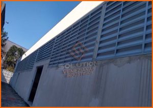Veneziana Industrial Vantagem Veneziana Industrial com vantagem de versatilidade em diferentes ambientes industriais e comerciais, promovendo ventilação eficiente com acabamento moderno.