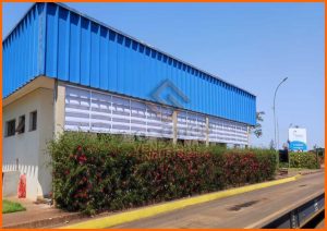 Veneziana Industrial com Transmissão de Luz Veneziana Industrial com transmissão de luz em policarbonato alveolar, destacando a importância da ventilação superior em ambientes industriais