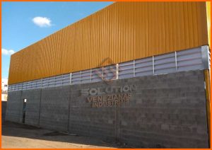 Veneziana Industrial Transmissão Luz Veneziana Industrial Transmissão Luz fabricada em policarbonato alveolar, garantindo iluminação natural eficiente e redução de consumo energético em galpões industriais.