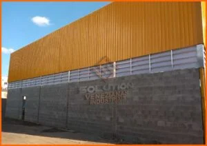 Veneziana Industrial Transmissão Luz Veneziana Industrial Transmissão Luz fabricada em policarbonato alveolar, garantindo iluminação natural eficiente e redução de consumo energético em galpões industriais.