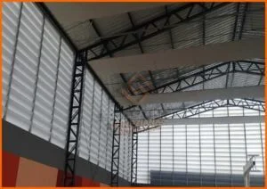 Veneziana Industrial de Transmissão Luz Veneziana Industrial de Transmissão Luz fabricada em policarbonato alveolar, permitindo entrada de luz natural com ventilação eficiente em ambientes industriais
