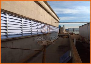 Veneziana Industrial Vantagem Veneziana Industrial com vantagem no controle de luz natural, fabricada em policarbonato alveolar, ideal para galpões que priorizam iluminação eficiente e economia energética.