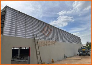 Veneziana Industrial Transmissão Luz Veneziana Industrial Transmissão Luz Ventilação Superior aplicada em fachada industrial, garantindo conforto térmico, luz natural e ventilação eficiente com policarbonato alveolar