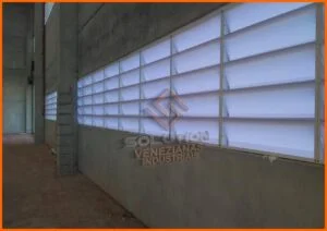 Veneziana Industrial Ventilada Veneziana Industrial Ventilada - Aumento da Iluminação Natural em ambientes industriais com eficiência energética e ventilação contínua