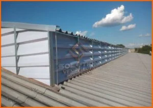 Lanternim Industrial utilizando materiais eficientes como aço galvanizado e policarbonato para garantir ventilação natural e durabilidade em galpões