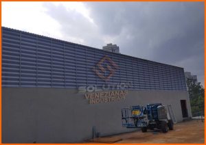 Veneziana industrial Vantagem Veneziana industrial Vantagem com solução personalizada para ventilação e iluminação industrial eficiente