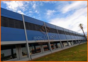 Veneziana industrial Fachada em Policarbonato com eficiência energética e iluminação natural para ambientes industriais