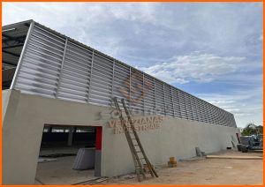 Veneziana industrial Fachada em Policarbonato de alta qualidade, resistente e ideal para iluminação natural em ambientes industriais