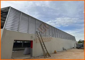 Veneziana industrial Fachada Veneziana industrial Fachada em Policarbonato de alta qualidade, resistente e ideal para iluminação natural em ambientes industriais