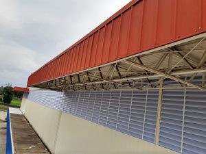 Veneziana Industrial para Indústrias Veneziana Industrial para Indústrias da Solution aplicada em fachadas industriais, oferecendo soluções eficientes para ventilação e iluminação natural em ambientes industriais