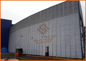 Veneziana Industrial 7 Fatores Veneziana Industrial instalada com policarbonato alveolar, ideal para projetos industriais que exigem ventilação natural, iluminação eficiente e escolha técnica baseada em 7 fatores essenciais.