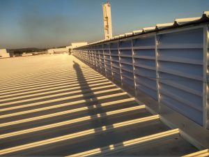 Lanternim Solution Venezianas Industriais opcionais excepcionais para ventilação e durabilidade industrial