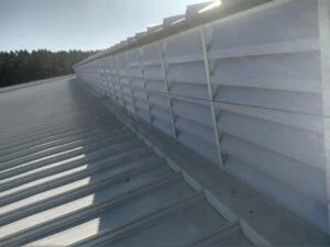 Lanternim Luz Natural aplicado em cobertura industrial, proporcionando claridade contínua e aproveitamento da luz solar para redução de custos energéticos