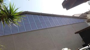 Veneziana industrial A Solução Veneziana industrial A Solução com modelo em policarbonato alveolar, ideal para galpões que exigem ventilação e iluminação natural