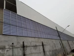 Veneziana Industrial que proporciona conforto térmico com ventilação natural e redução da temperatura em ambientes industriais