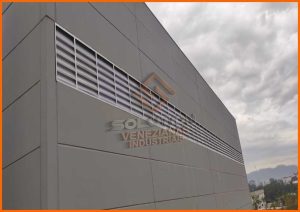 Veneziana Industrial Sustentabilidade Veneziana Industrial Sustentabilidade e Ecoeficiência com ventilação natural, em policarbonato alveolar, que contribui para a redução do consumo energético em galpões industriais.