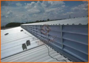 Lanternim Industrial Conscientize instalado em cobertura industrial, promovendo ventilação natural sustentável e reforçando práticas conscientes no ambiente fabril.