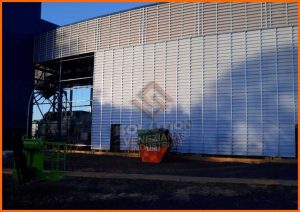 Veneziana industrial Fachada em Policarbonato resistente, leve e com excelente iluminação natural para ambientes industriais