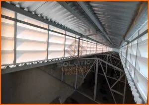 Lanternim Industrial Solution com versatilidade e fácil instalação, garantindo ventilação natural eficiente e durabilidade para ambientes industriais