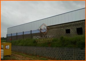 Veneziana Policarbonato Veneziana Policarbonato instalada em fachada industrial, proporcionando ventilação natural e iluminação suave com alta resistência e leveza estrutural