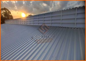 Lanternins e Seus Benefícios Lanternins instalados em cobertura industrial, proporcionando ventilação contínua, controle térmico e maior eficiência energética para o ambiente interno