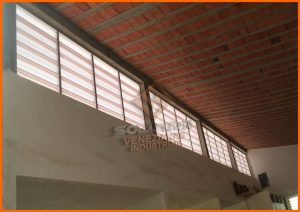 Veneziana Policarbonato Veneziana Policarbonato com estrutura em policarbonato alveolar, oferecendo ventilação natural e entrada de luz suave para ambientes industriais