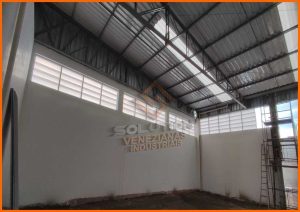 Veneziana Policarbonato: A escolha inteligente para ambientes industriais com ventilação eficiente e entrada de luz natural