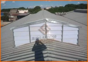 Lanternim Industrial com resistência excepcional, ideal para ventilação contínua e proteção em ambientes industriais agressivos