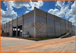 Veneziana Industrial Transmissão Luz Veneziana Industrial Transmissão Luz em policarbonato alveolar da Solution, proporcionando ventilação natural superior e entrada controlada de iluminação em galpões industriais