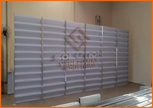 Veneziana Industrial de Policarbonato Veneziana Industrial de Policarbonato com estrutura alveolar, ideal para ventilação natural e iluminação suave em ambientes industriais